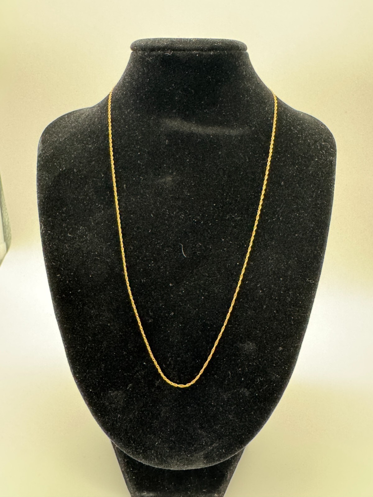 14k Gold very delicate and fine Chain .5g – 8 inches clasped