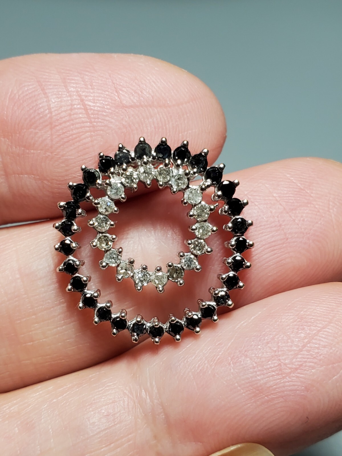 APPROX 0.50 CT ONYX & 1.00 CT DIAMOND 10KT SOLID WHITE GOLD CIRCLE PENDANT