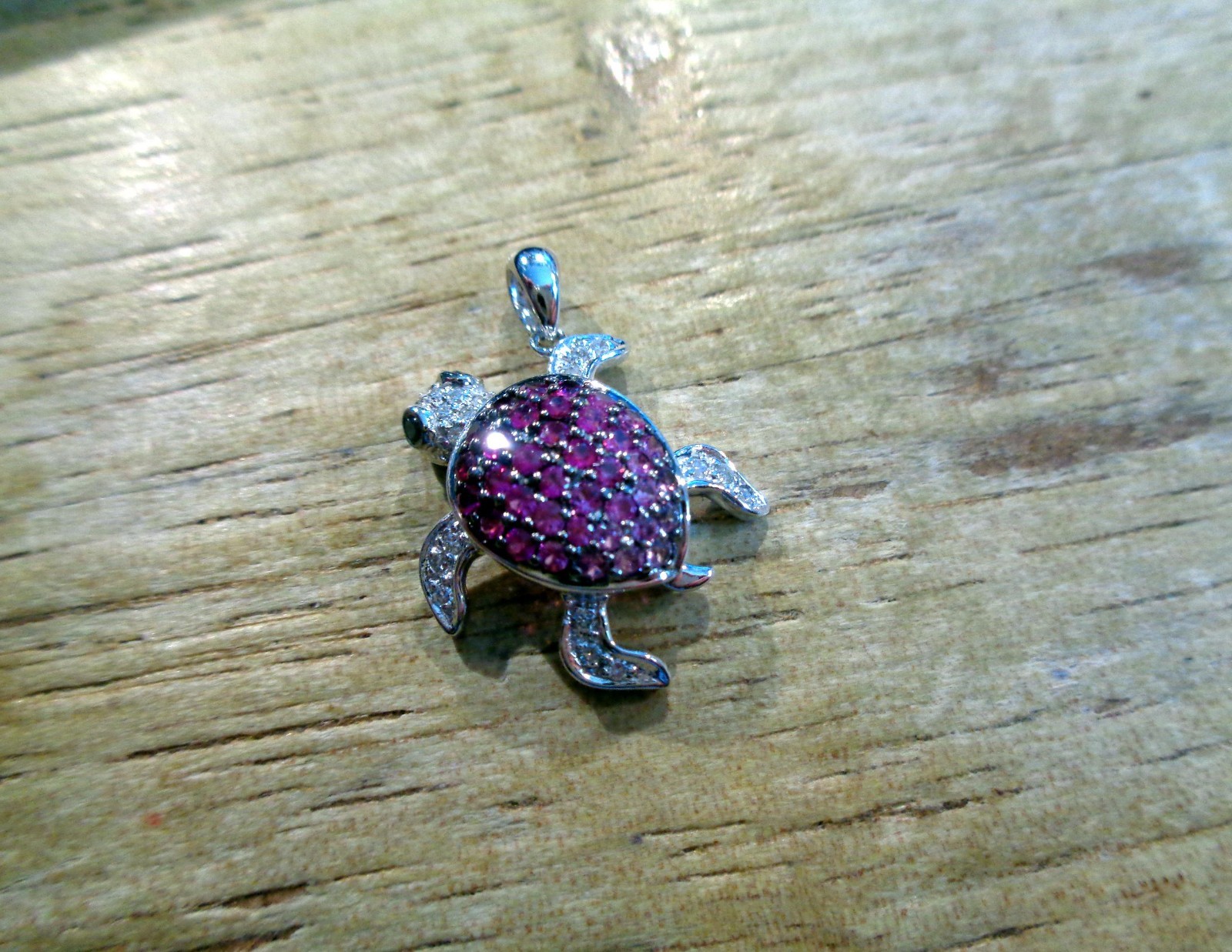 20MM 14K WHITE GOLD 0.87CTS RUBY SAPPHIRE 0.18CT DIAMOND HAWAIIAN TURTLE PENDANT