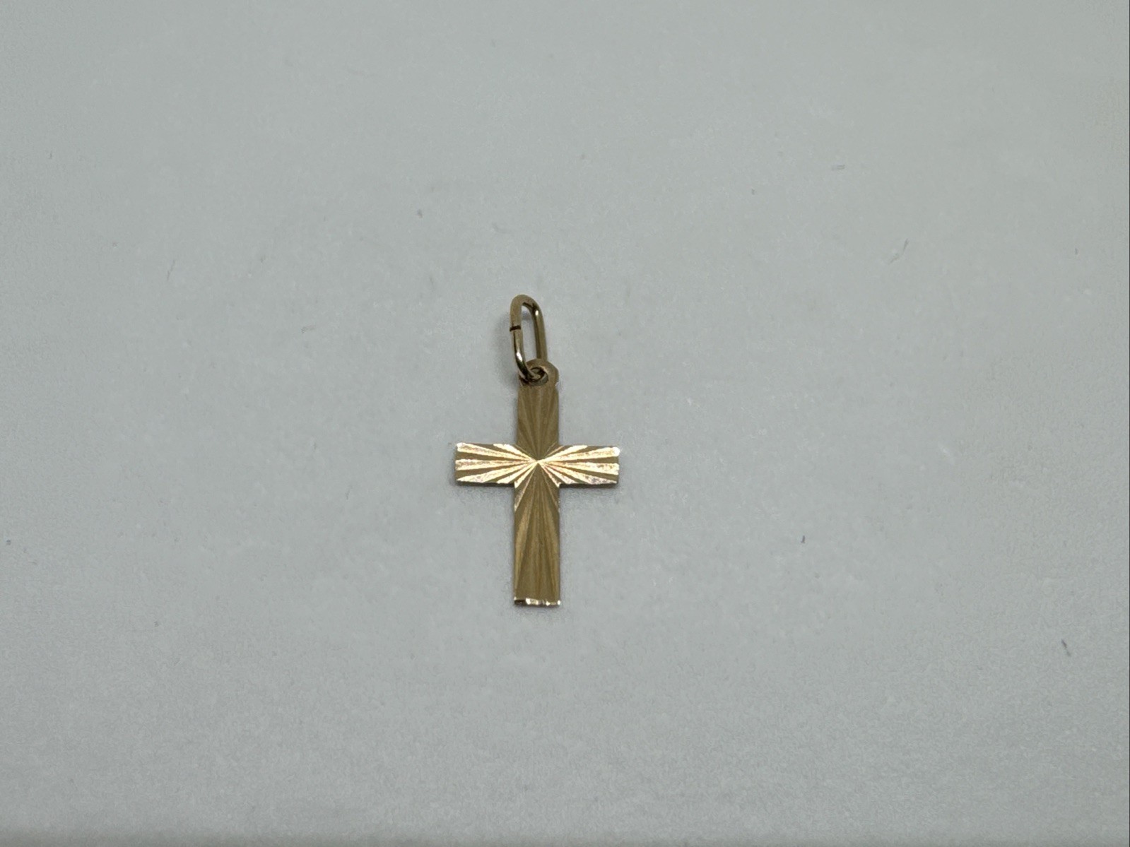 BEAUTIFUL 14k YELLOW GOLD DESIGNED CROSS PENDANT CHARM 14kt 585 CHRISTIAN 0.17g
