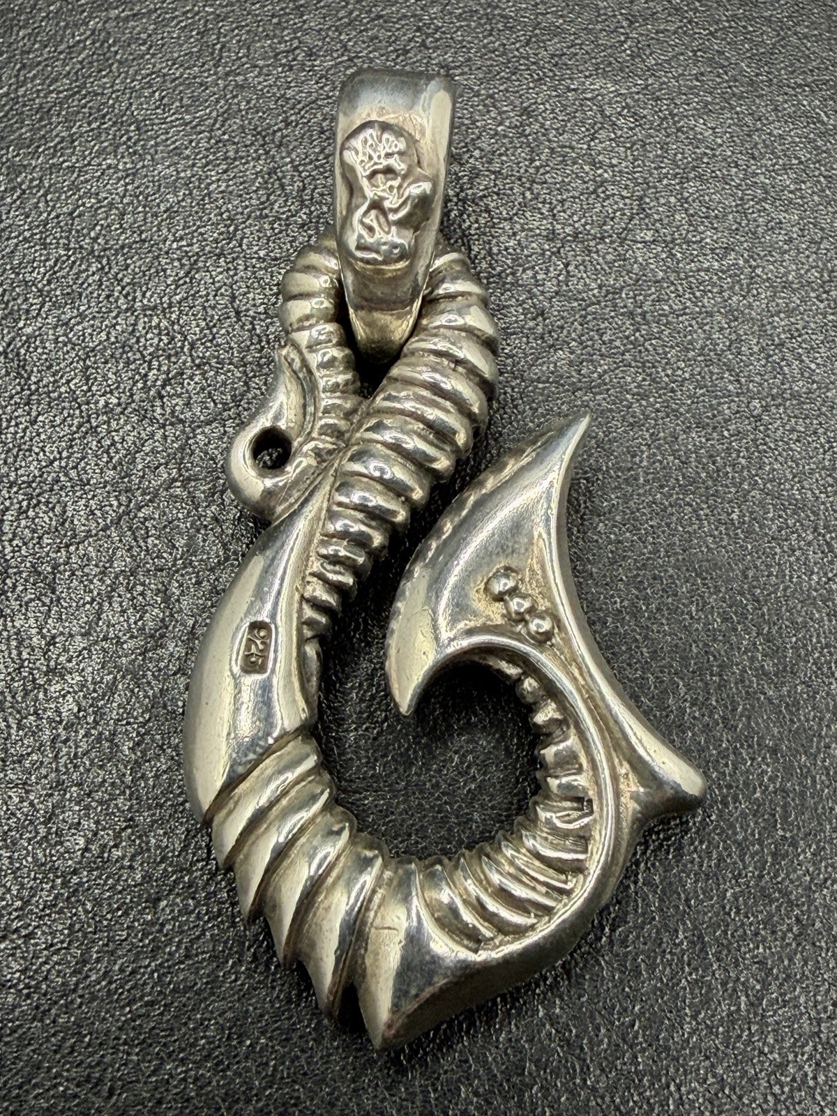 VINTAGE KING BABY STUDIO STERLING SILVER RIBBED FISH HOOK PENDANT 28G