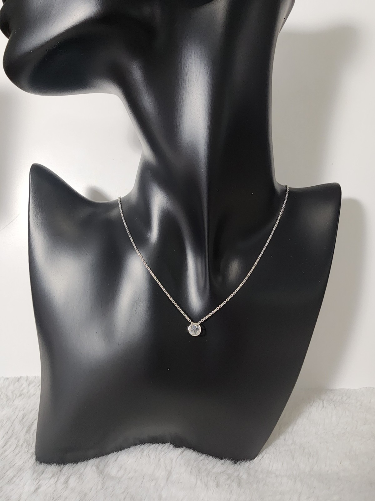 Delicate 925 sterling silver chain with a bezel-set pendant. 40 cm long