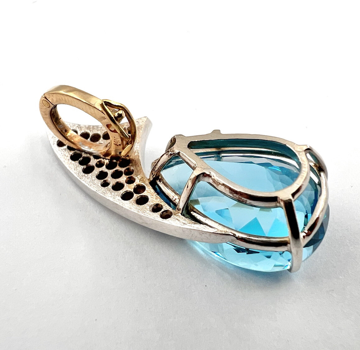 Fine 18ct London Blue Topaz White Gold 1.00ct Approx Diamond Enhancer Pendant