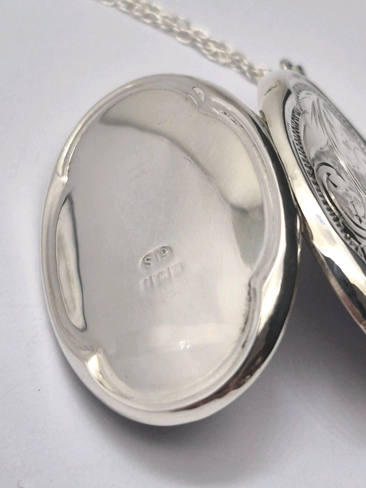 LOCKET – Sterling Silver Vintage Oval Photo Locket. Crimped Edging.