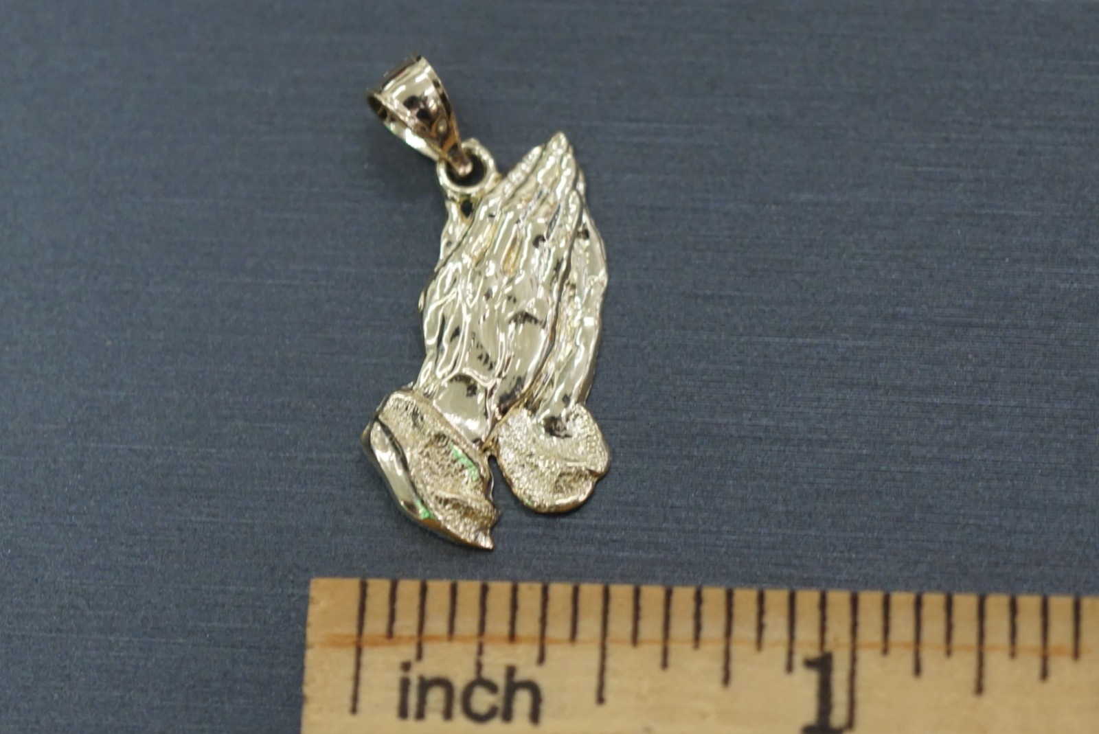 10K Solid Yellow Gold Beautiful 1″ Diamond-Cut Praying Hands Pendant.