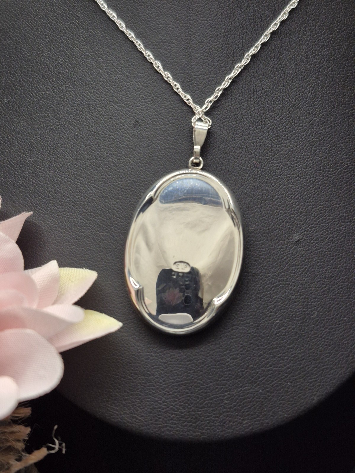 LOCKET – Sterling Silver Vintage Oval Photo Locket. Crimped Edging.