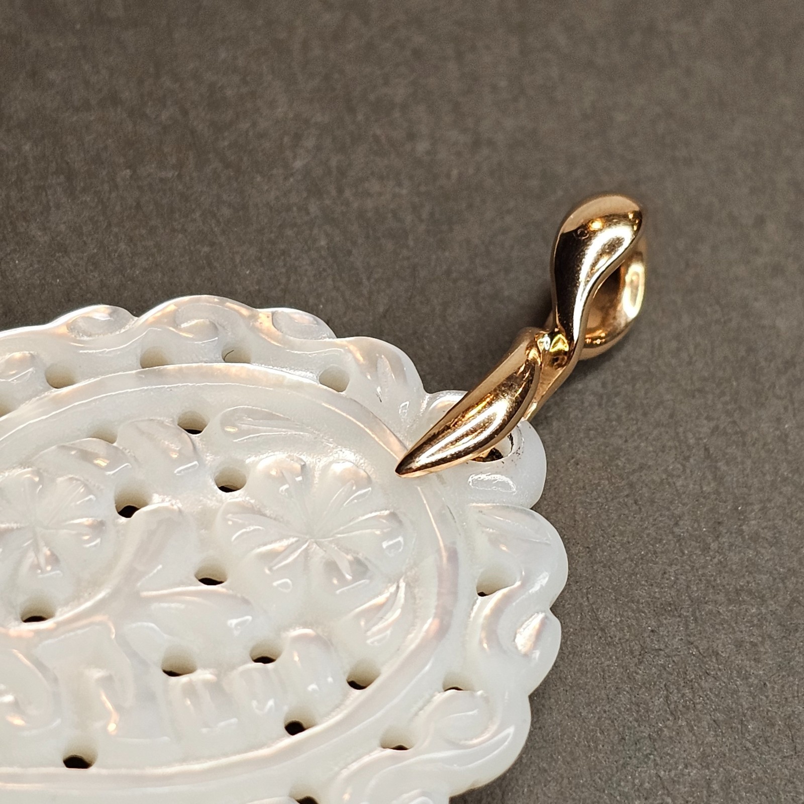 Tamara Comolli INDIA Medium 18K Gold White Mother of Pearl Leaf Pendant TC