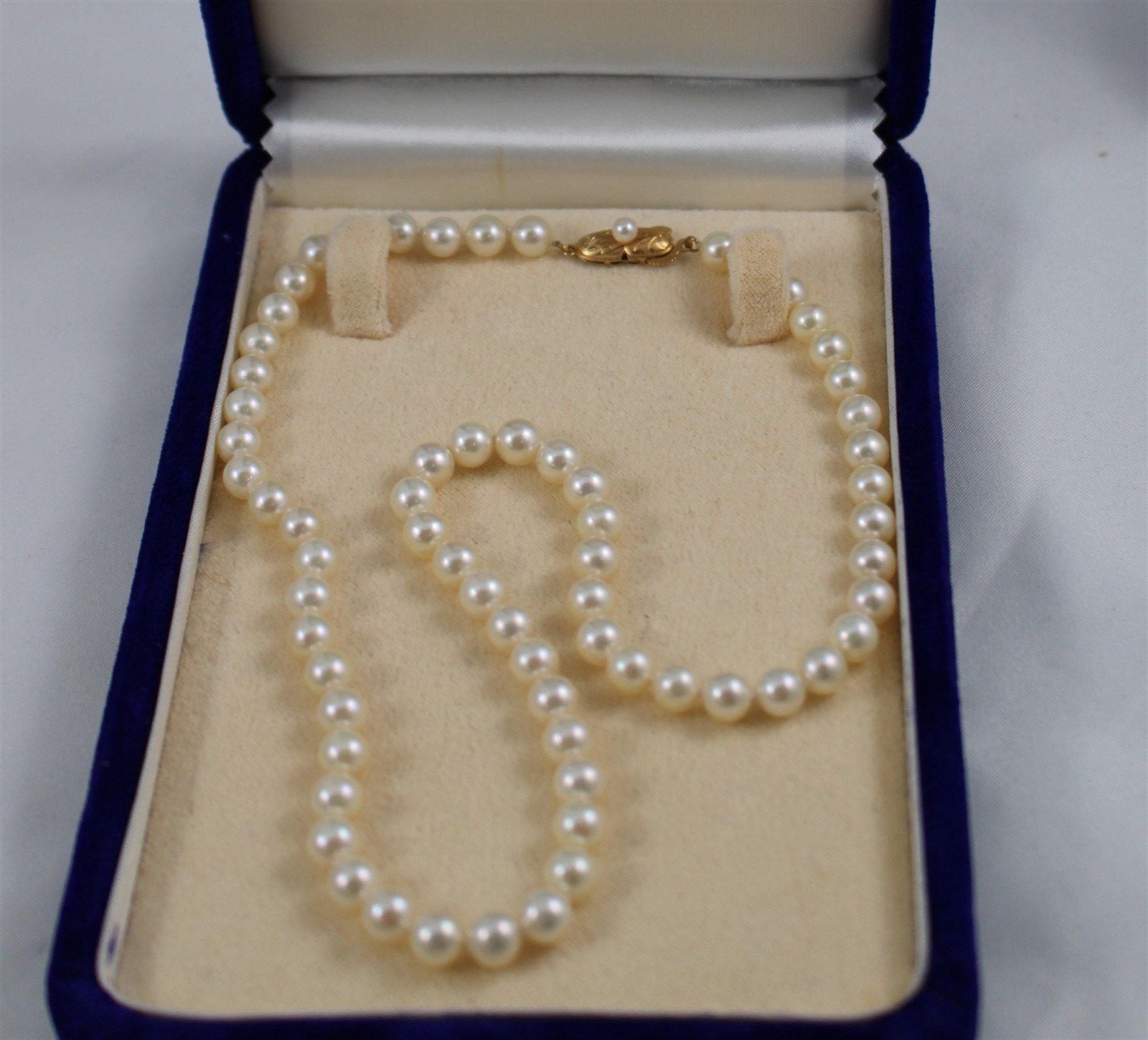 Victor’s Pearls Japan Mid-Century 17.5″ High Luster Akoya Strand Necklace 18K