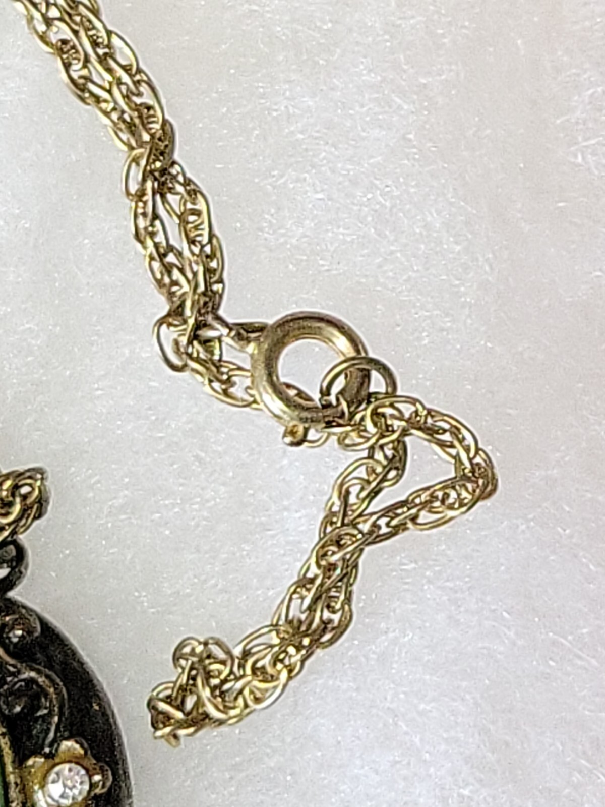 Green Cameo Filigree Pendant Locket 8 In Goldtone Chain Necklace Rhinestones Vtg