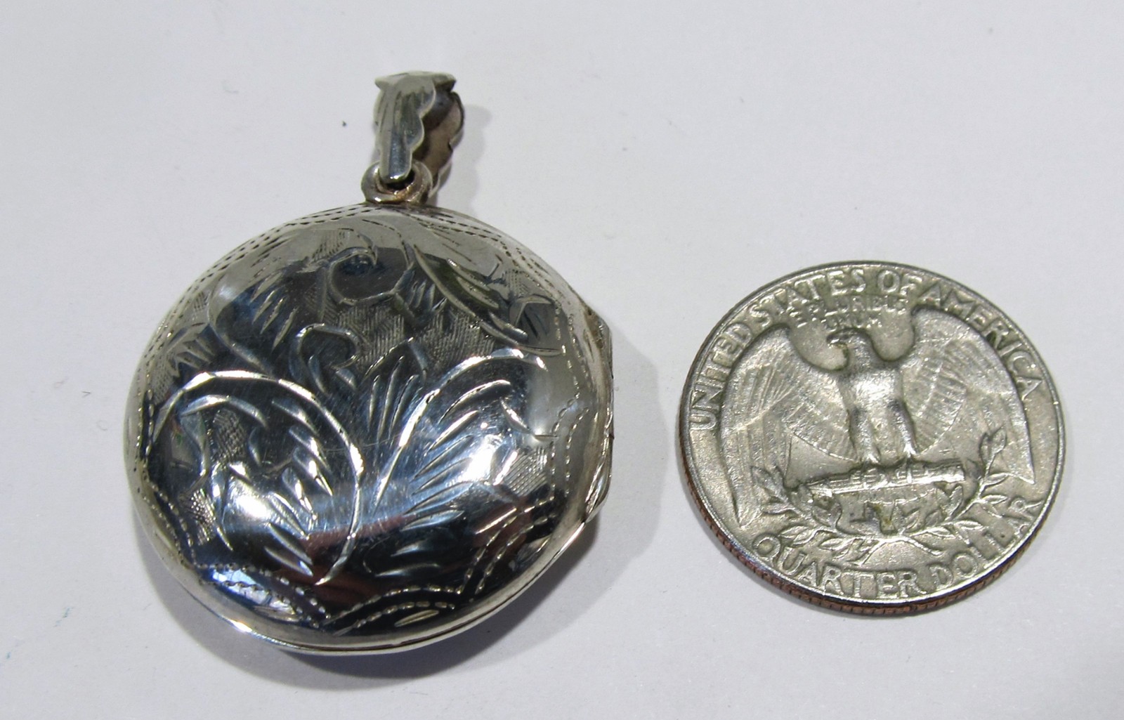 New 925 silver 1-1/8″ fancy etched pattern round locket pendant