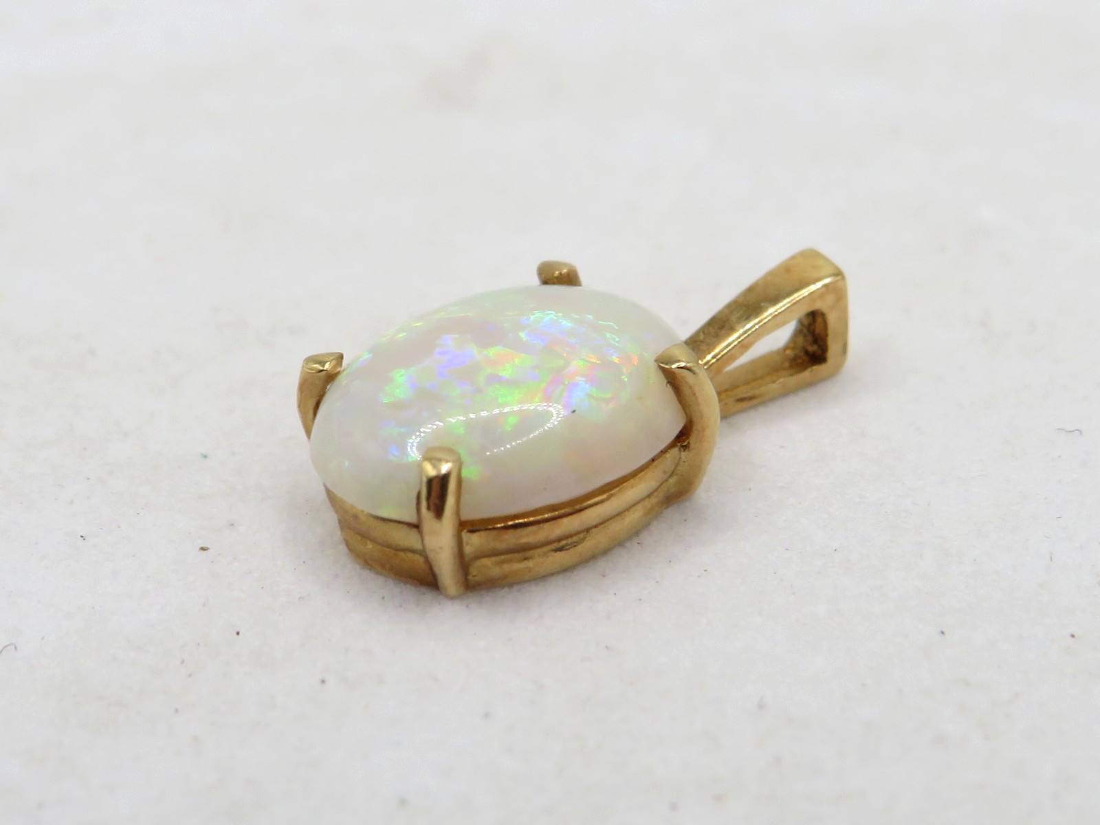 DAINTY LADIES 14k YELLOW GOLD PENDANT w 1.15cts OVAL AUSTRALIAN OPAL (10mmx8mm)*
