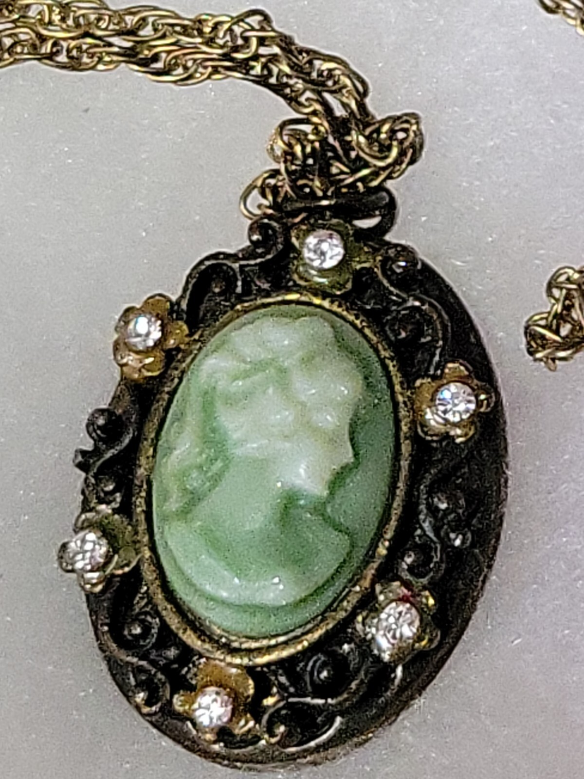 Green Cameo Filigree Pendant Locket 8 In Goldtone Chain Necklace Rhinestones Vtg