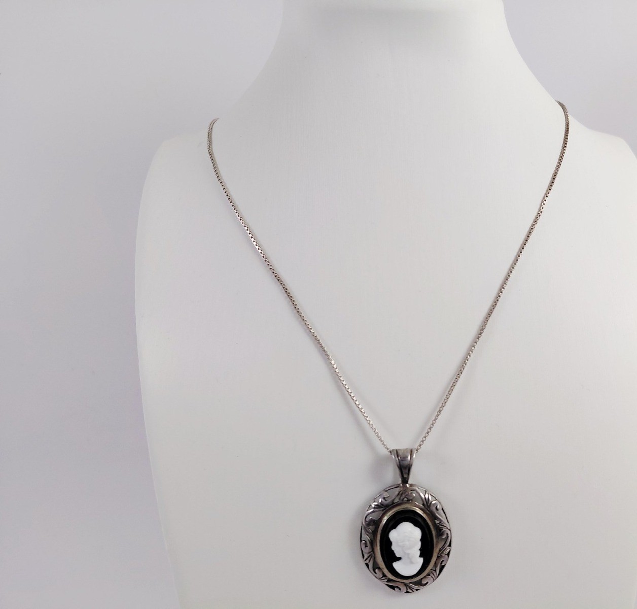 Jezlaine 925 Sterling Silver Oval Black & White Cameo Pendant Necklace
