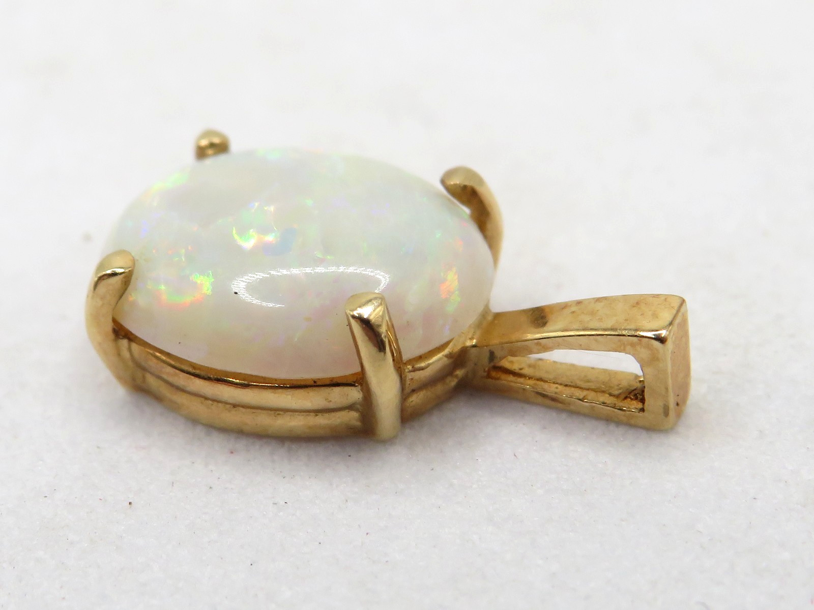 DAINTY LADIES 14k YELLOW GOLD PENDANT w 1.15cts OVAL AUSTRALIAN OPAL (10mmx8mm)*