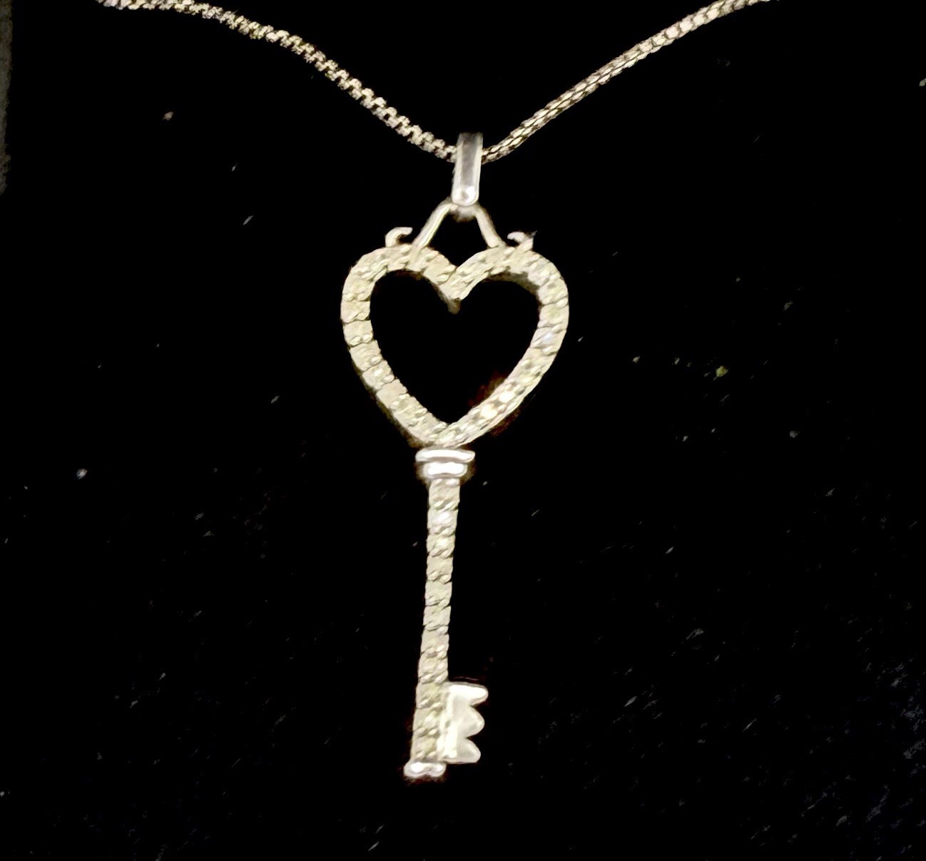 J STERLING SILVER CLEAR/ BLACK DIAMONDS OPEN HEARTS KEY PENDANT NECKLACE