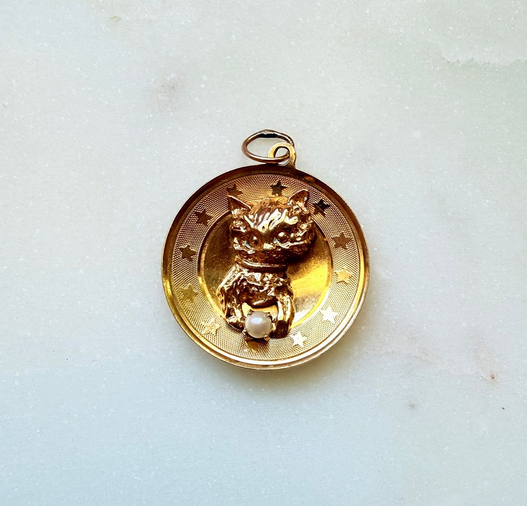 VTG ESTATE 14K Solid Gold Yellow Gold Cat With Pearl On Round Disc Charm 4 Grams