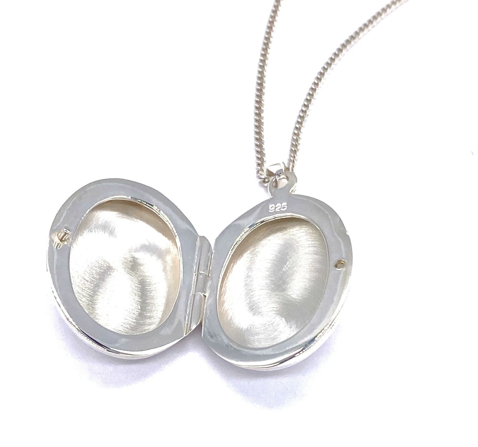 925 Sterling Silver Oval Shaped Photo Locket Pendant 20 by 15 mm 18″ Curb Chain
