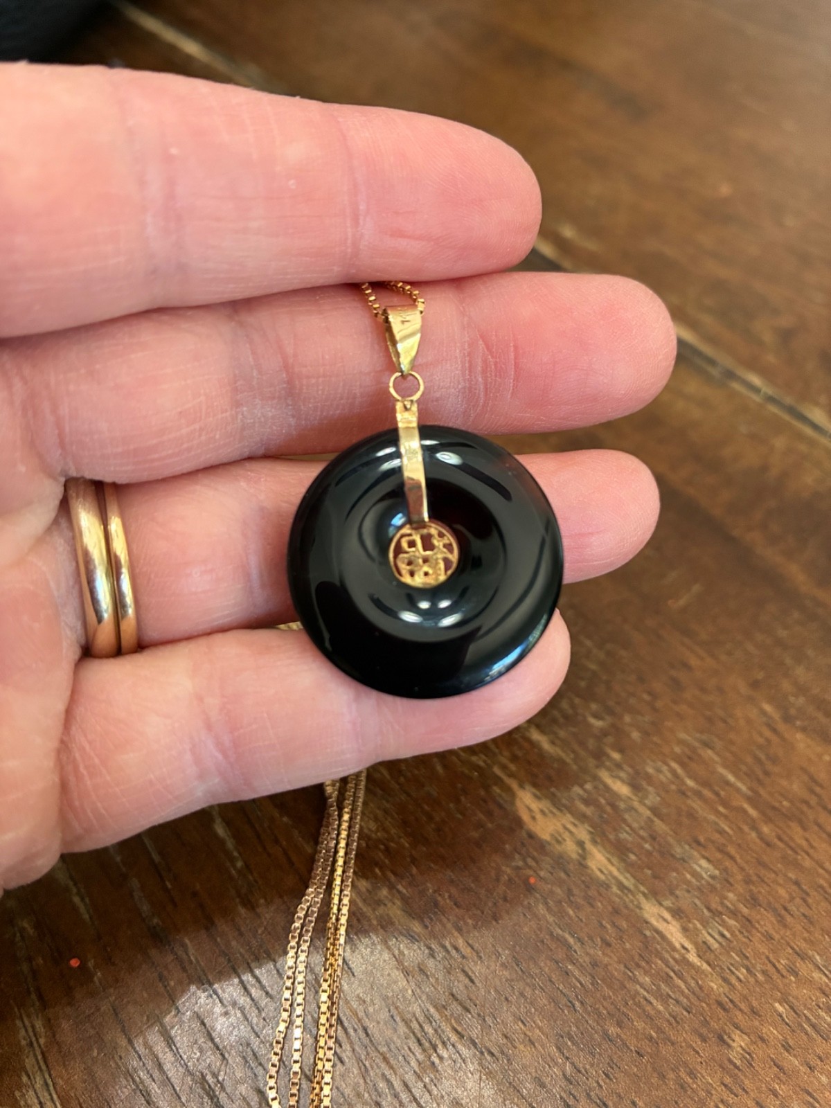 vintage 14k marked yellow gold 30in chain with black onyx/gold pendant
