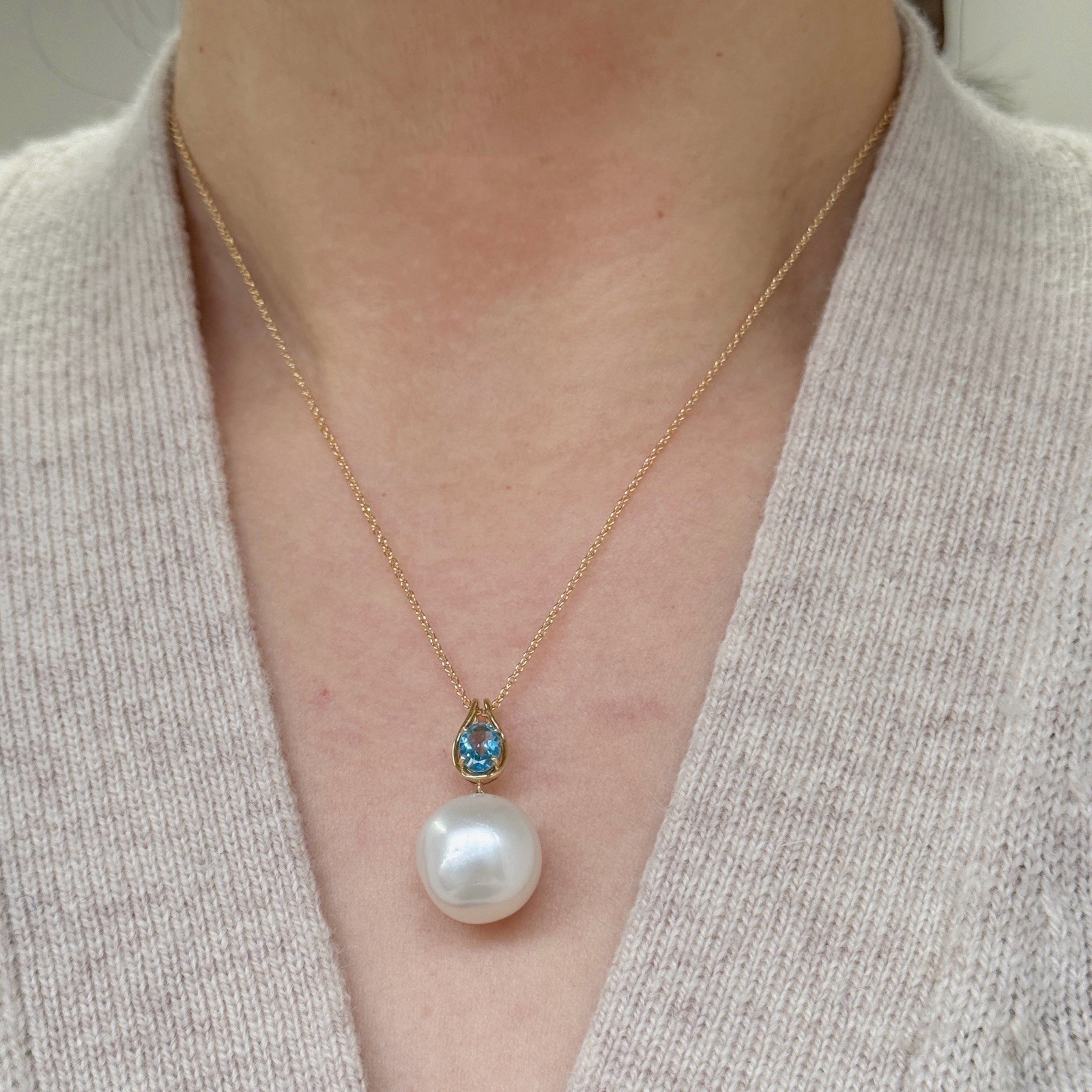 15.6mm Australia South Sea Pearl/Blue Quartz Pendant 18k Solid Yellow Gold