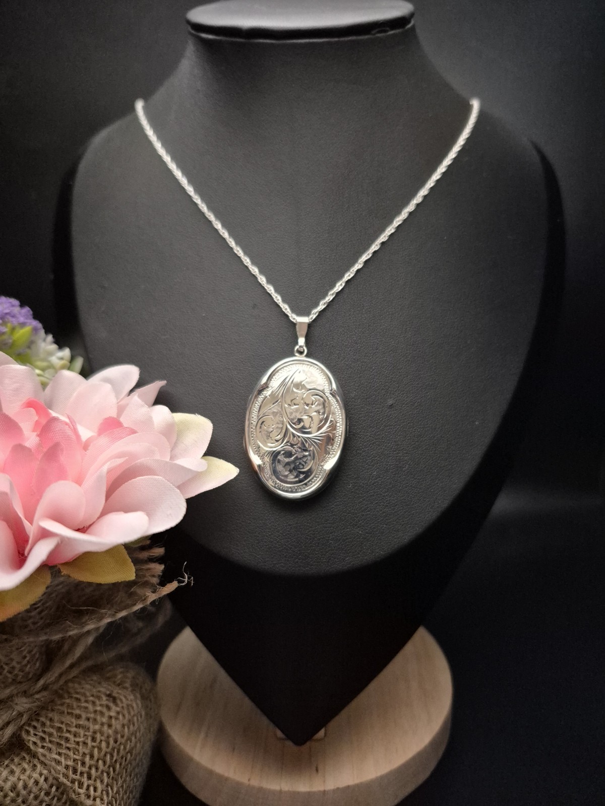 LOCKET – Sterling Silver Vintage Oval Photo Locket. Crimped Edging.