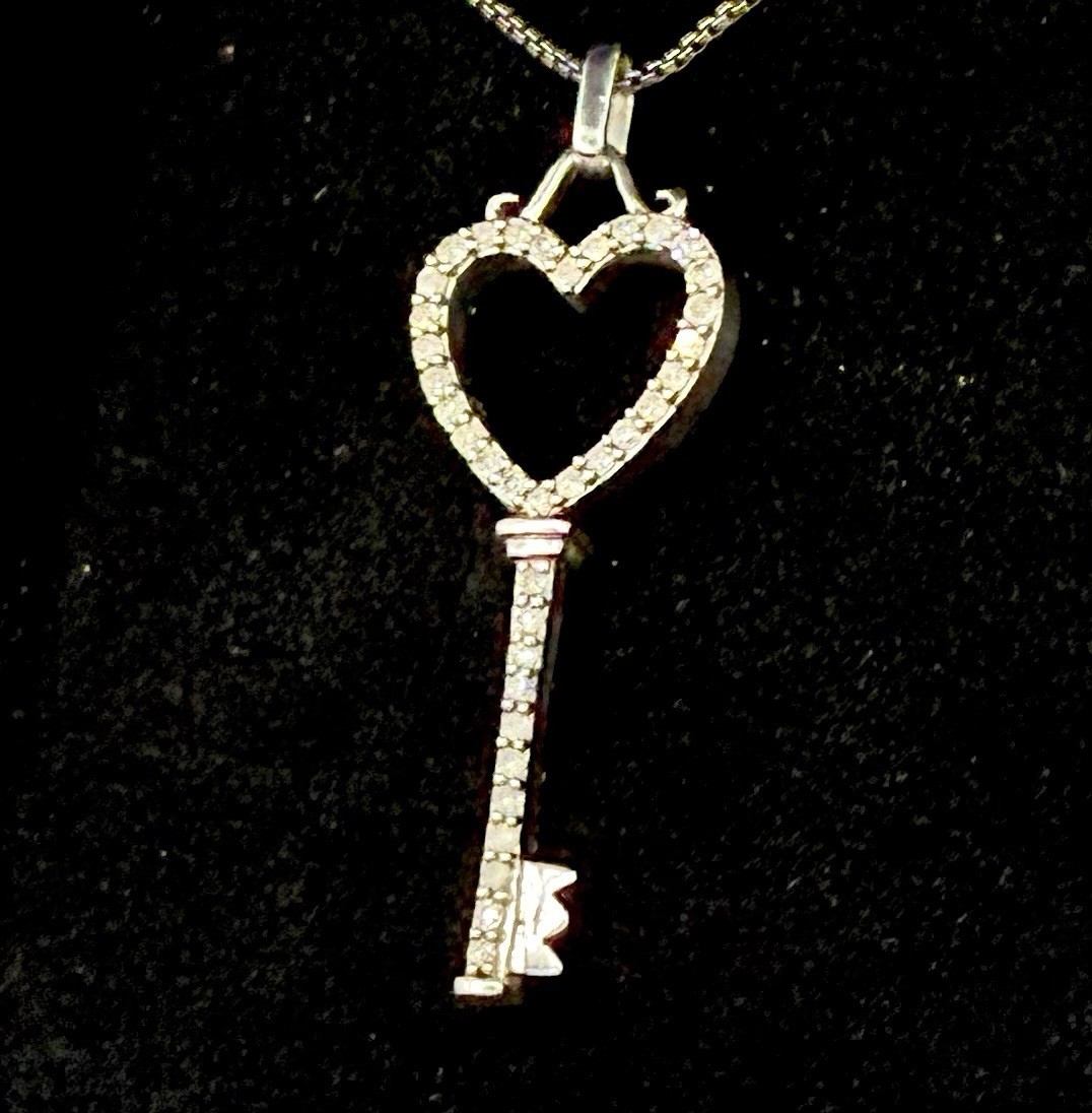 J STERLING SILVER CLEAR/ BLACK DIAMONDS OPEN HEARTS KEY PENDANT NECKLACE