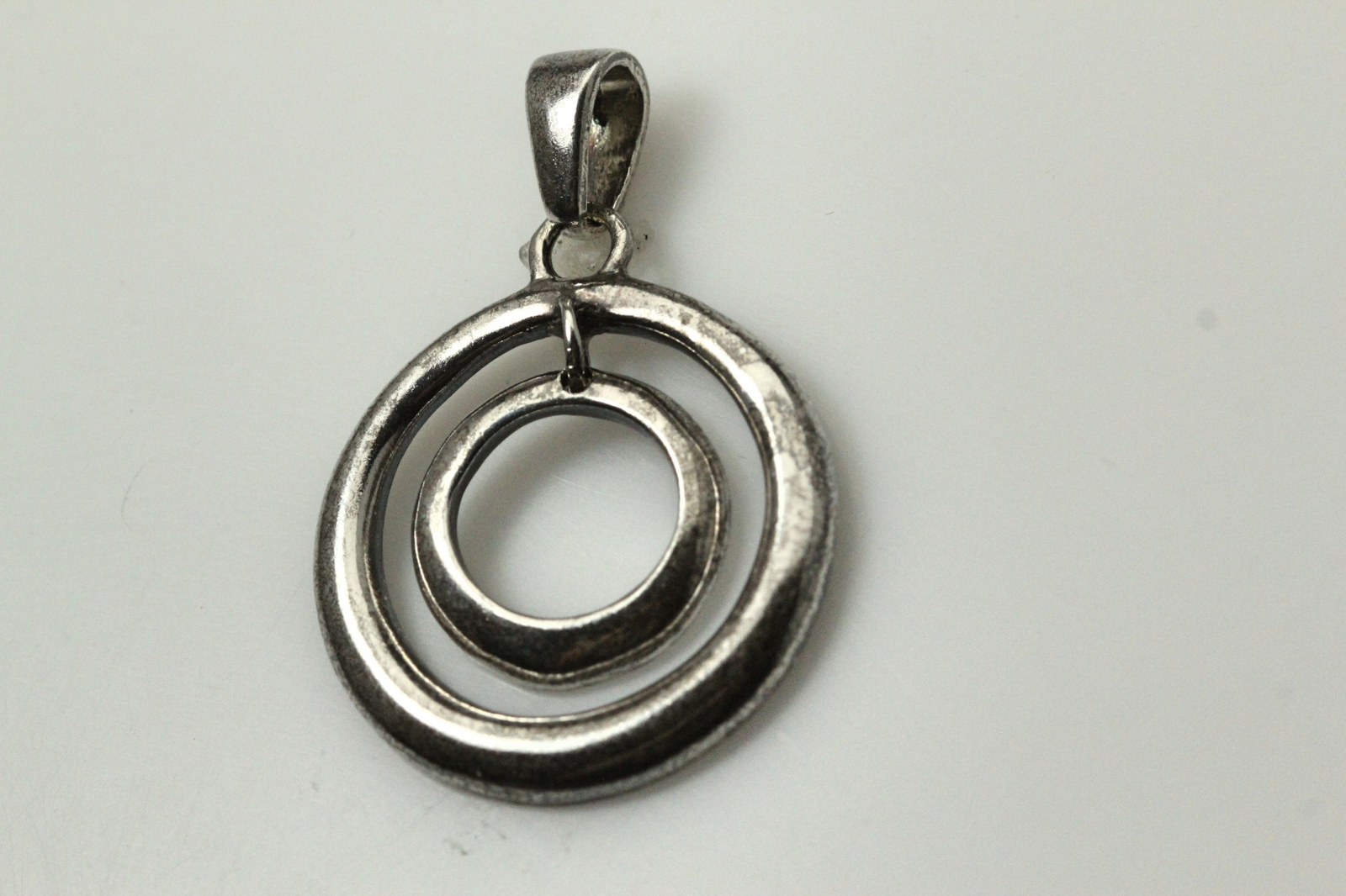 925 Sterling Silver Two Circles Pendant 6.7 Grams Some Tarnish (PEN8088)