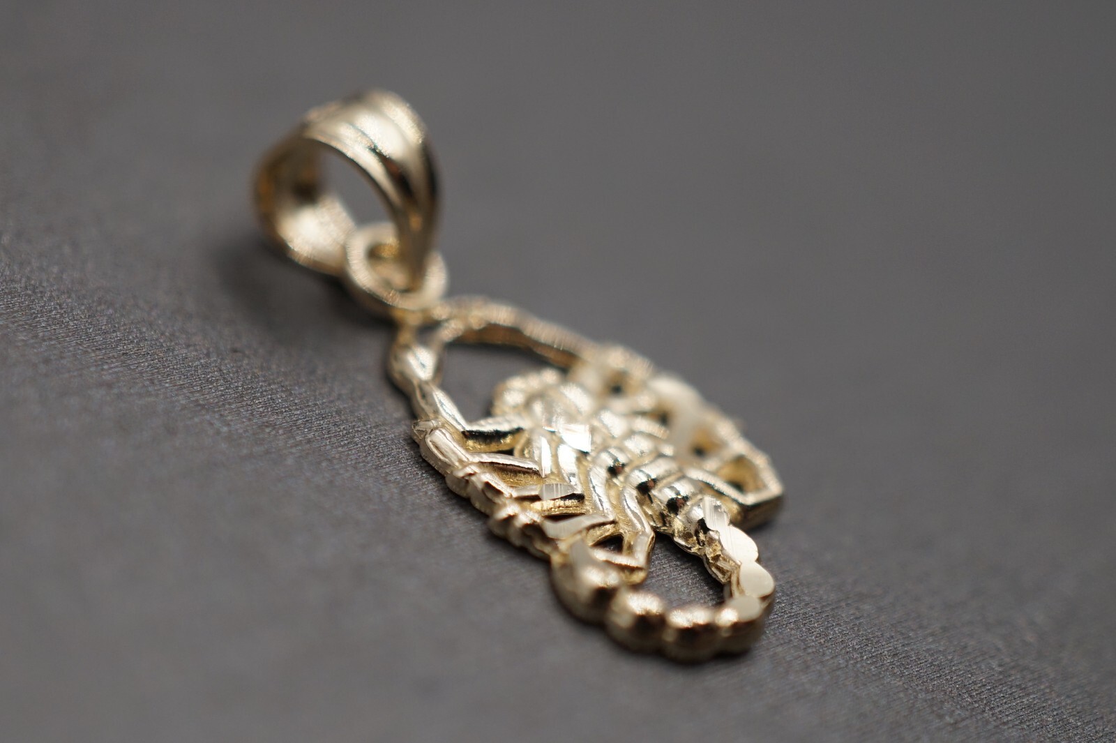 10K Solid Yellow Gold 0.75″ Tiny Diamond Cut Scorpion Charm Pendant.