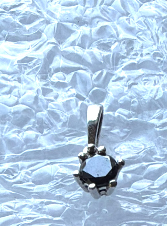 18 ct white gold preowned sapphire pendant