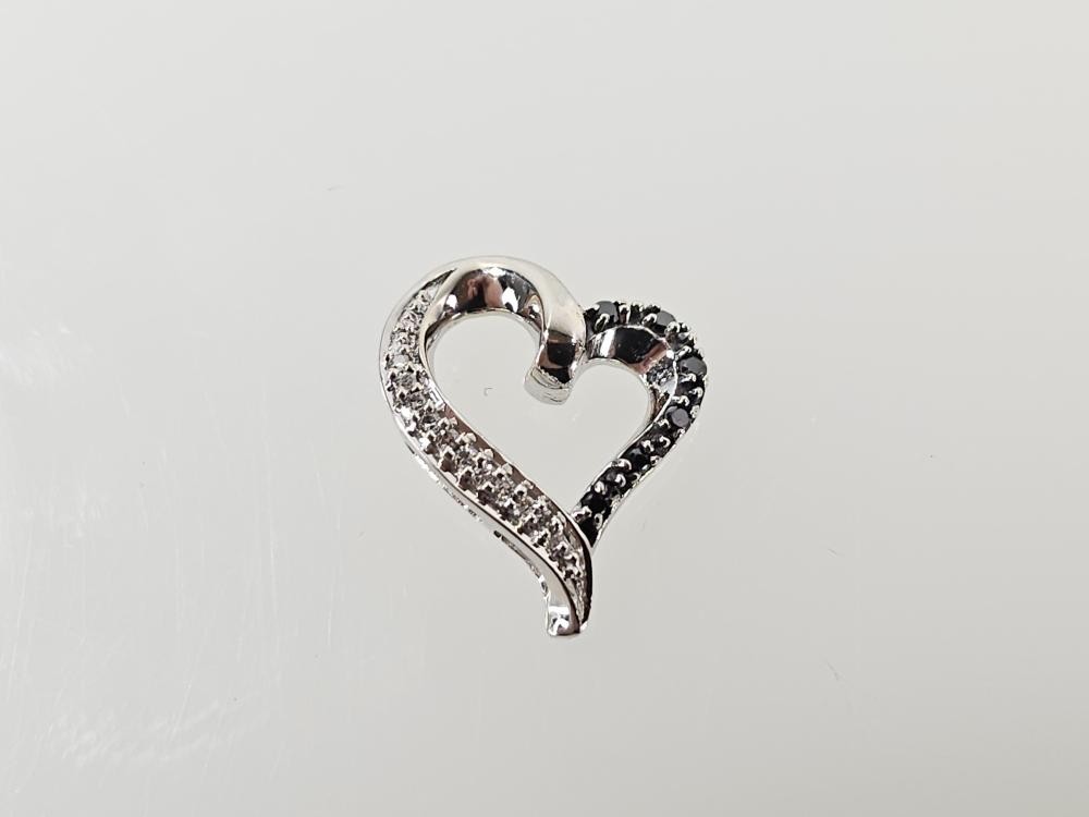 10K White Gold APX 1/10 CTW Black White Round DIamond Heart Pendant (AM1093176)