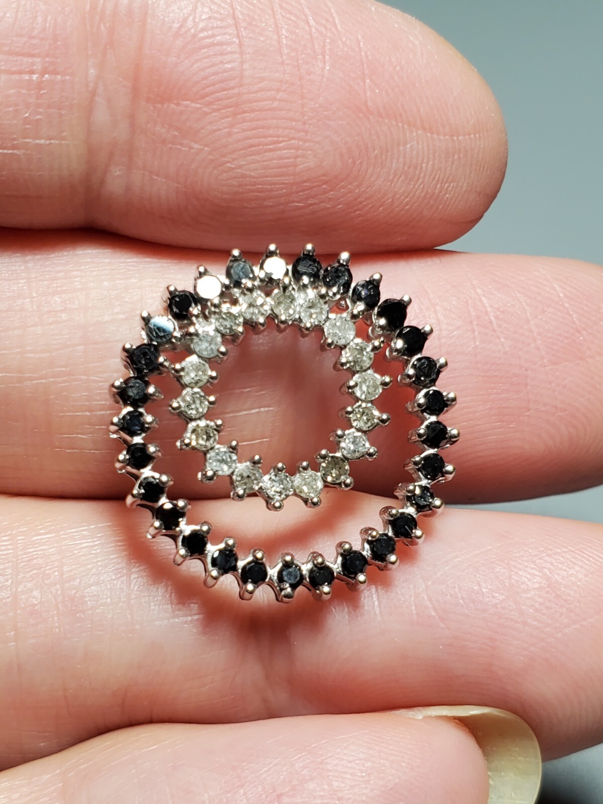 APPROX 0.50 CT ONYX & 1.00 CT DIAMOND 10KT SOLID WHITE GOLD CIRCLE PENDANT