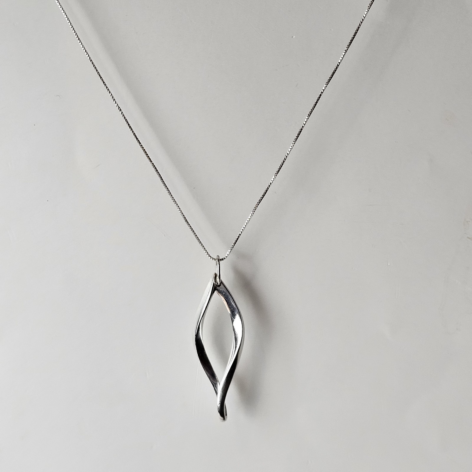 925 Sterling Silver Minimalist Modernist Pendant Necklace 18″ L – 4.73g Marked