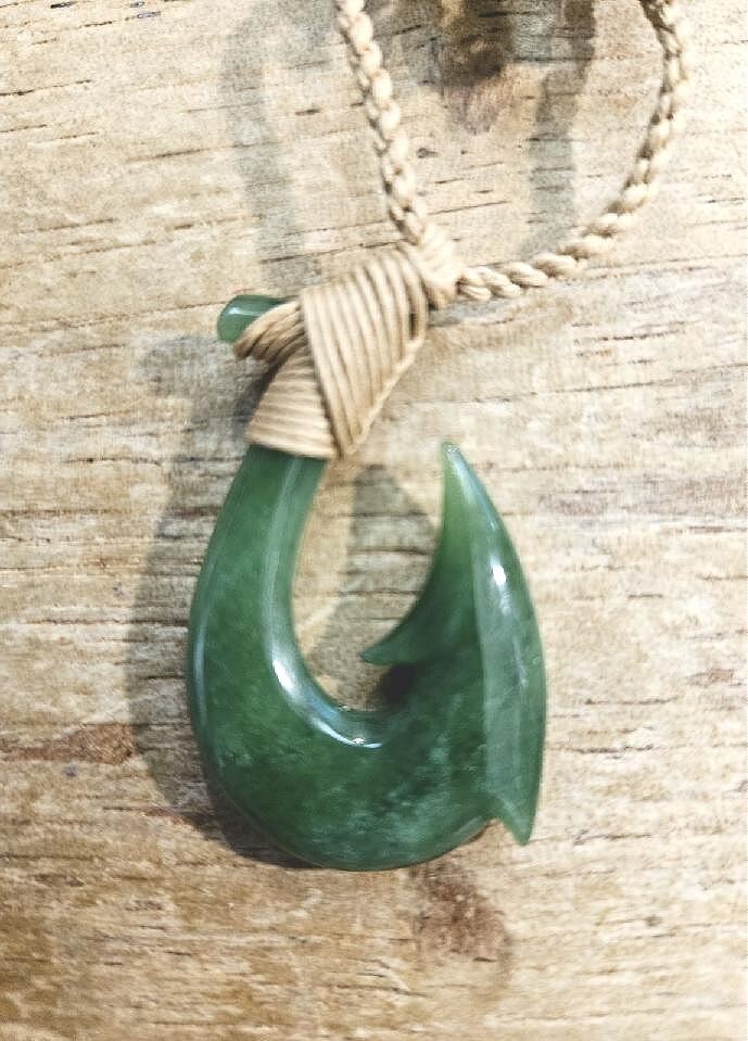 24MM HAND-CARVED GREEN JADE HAWAIIAN POLYNESIAN MAKAU BAIT FISH HOOK NECKLACE