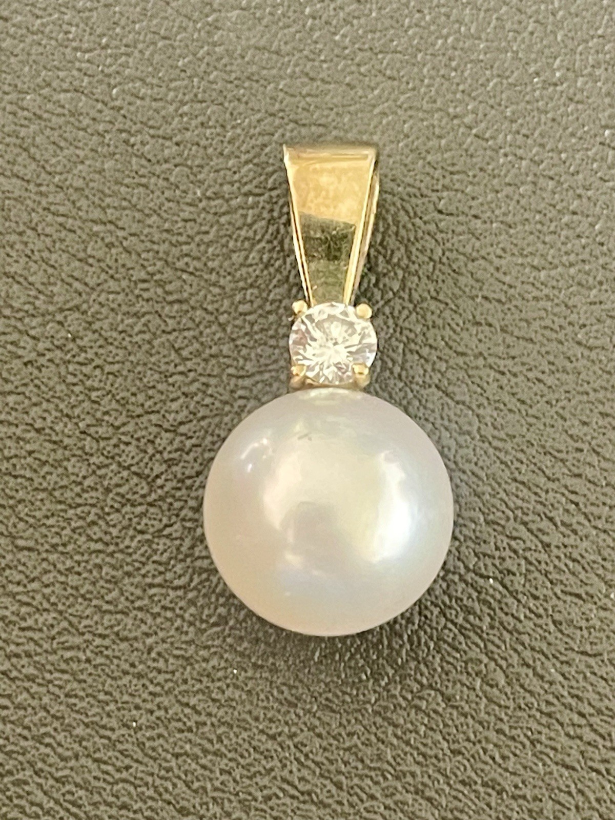 14KT Yellow Gold 10.55mm Pearl & 0.20CT Diamond Pendant (K152)