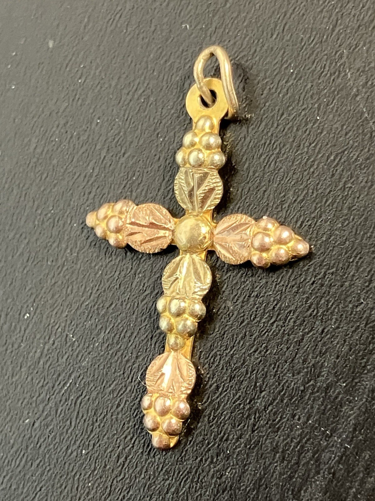 cross pendant 10K gold Grapes And Leaves Italy 0.75 gr