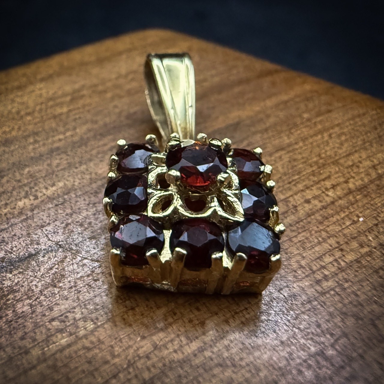 VINTAGE .750 18CT YELLOW GOLD & GARNET Square Halo Cluster Pendant, 1.92g