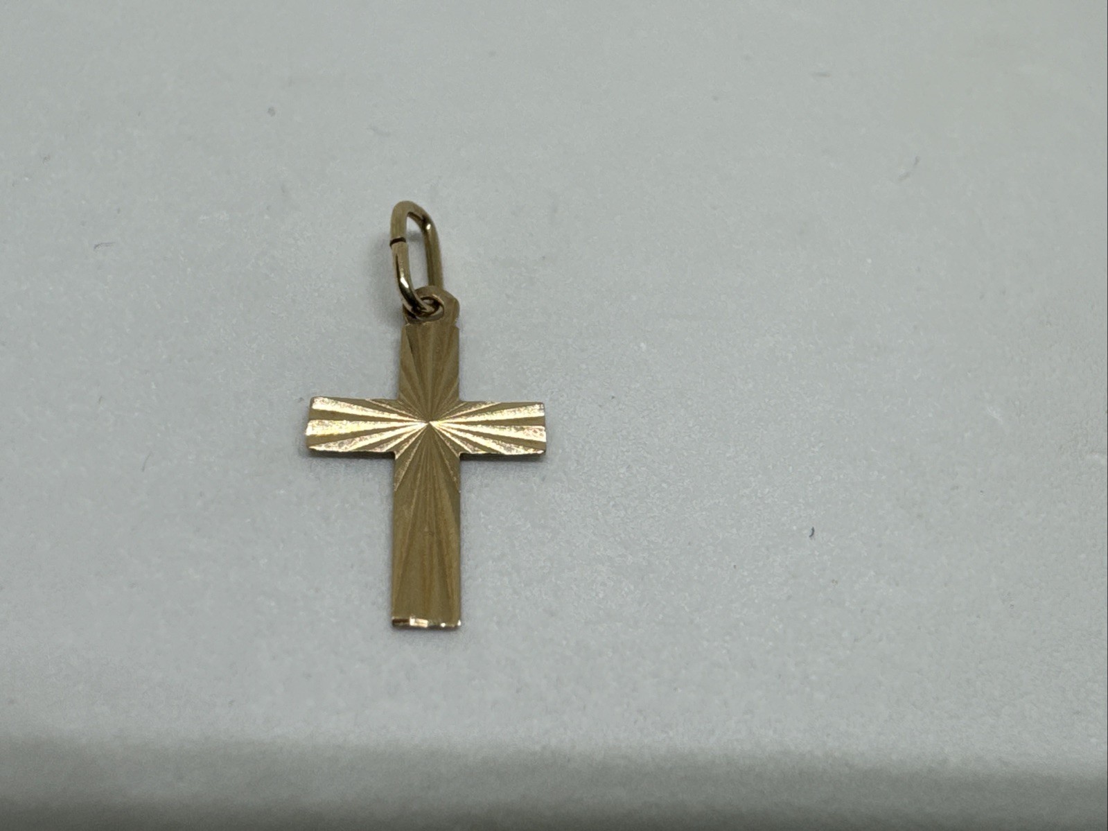 BEAUTIFUL 14k YELLOW GOLD DESIGNED CROSS PENDANT CHARM 14kt 585 CHRISTIAN 0.17g