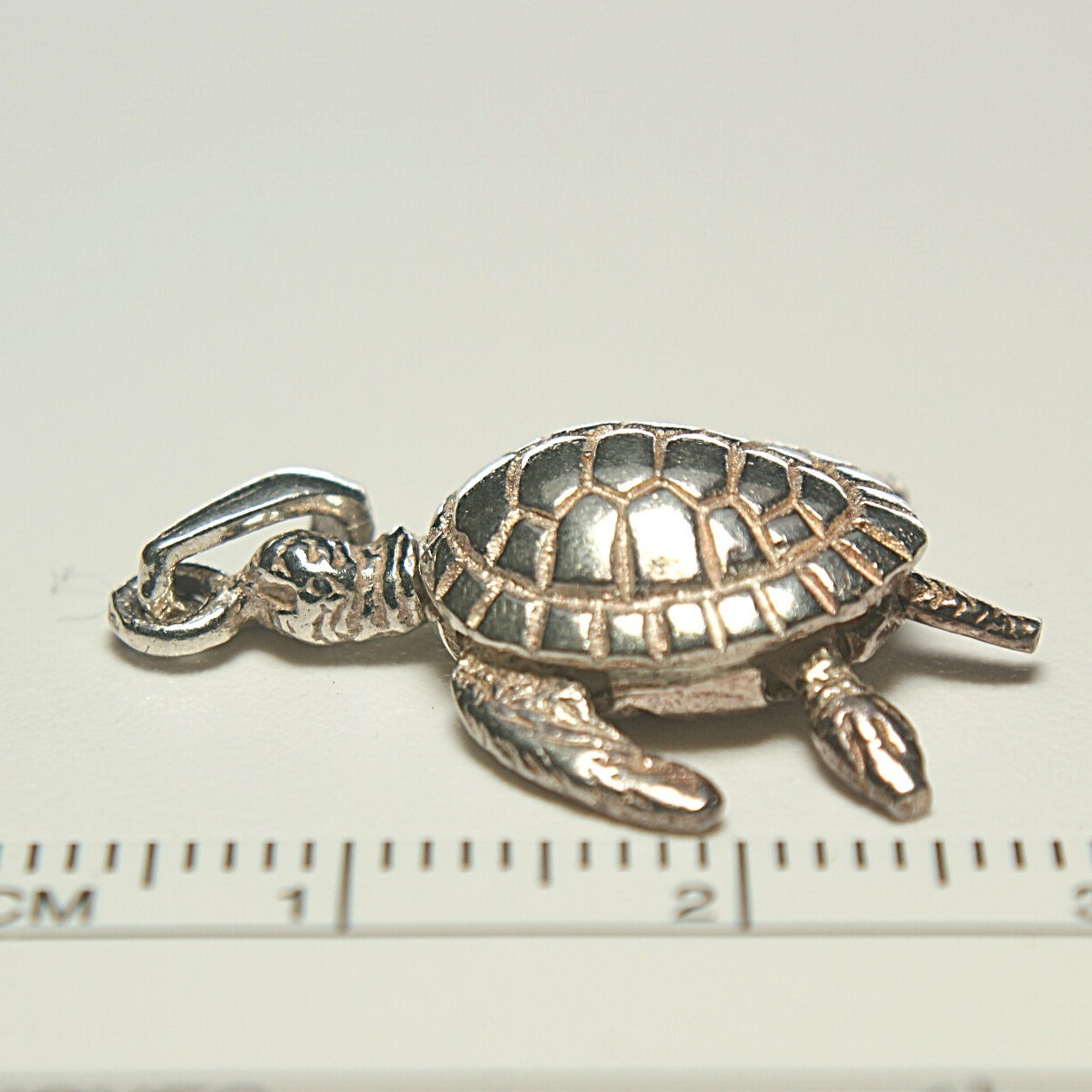 Sterling silver sea turtle with movable fins, 15mm, 3.81grams with ring