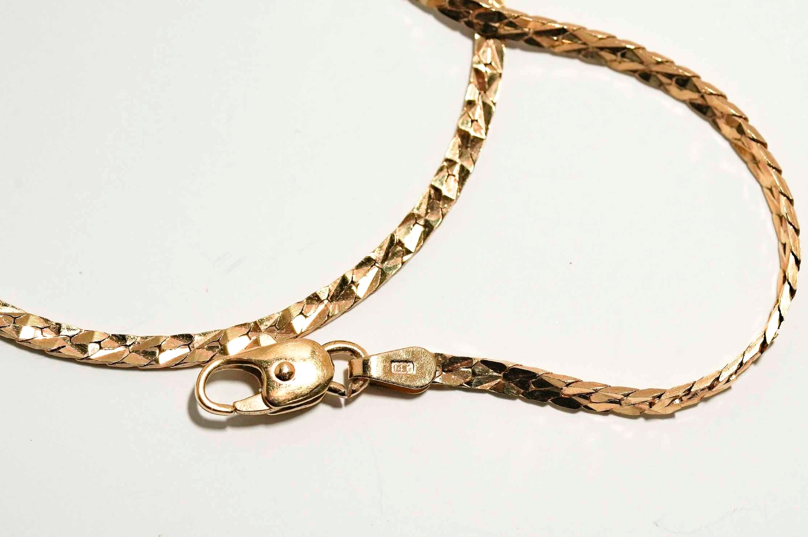 UnoAErre Solid 14K Gold Triangle Herringbone Necklace 18″ Lobster Clasp 8.1g