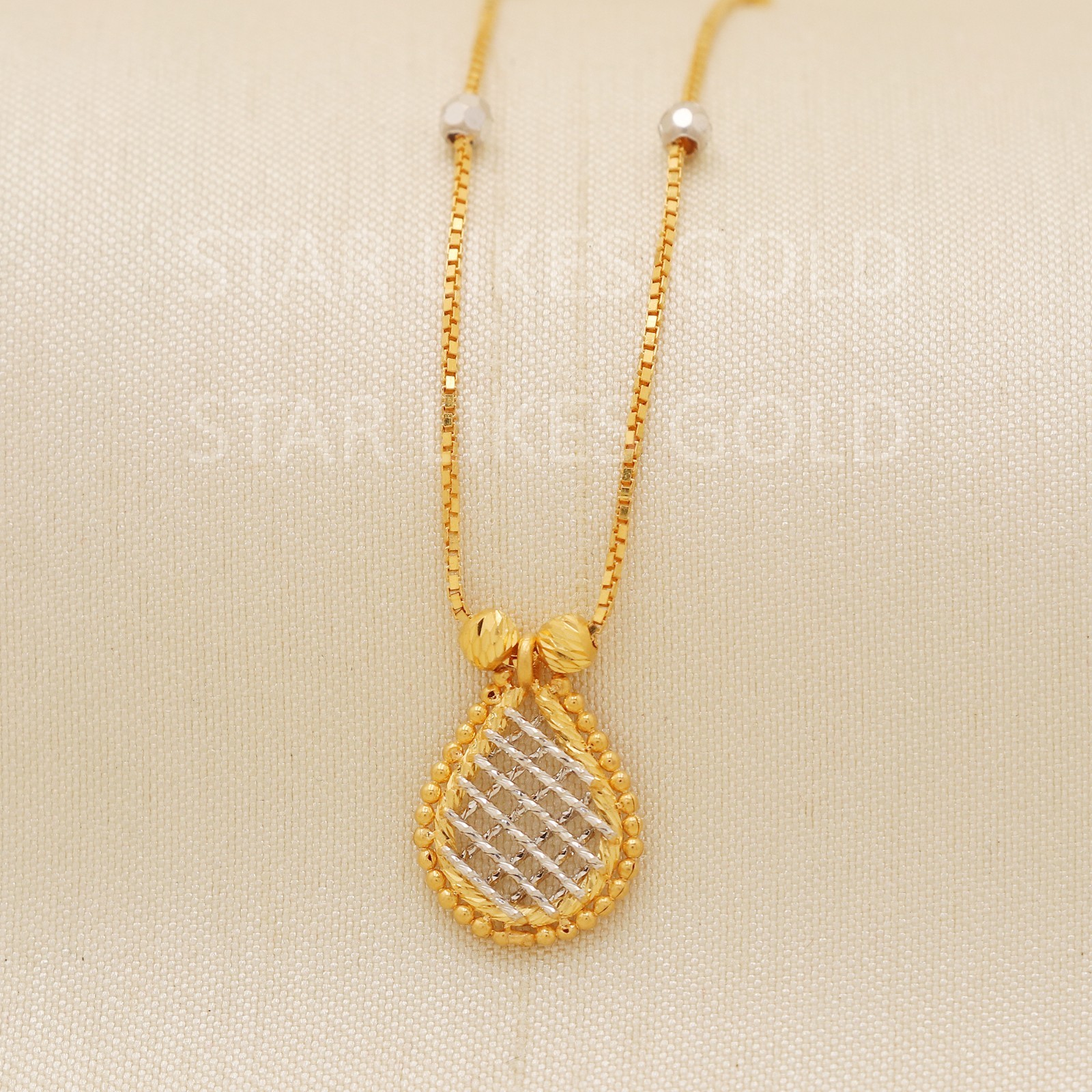 22K Gold Box Chain Station Necklace 17″ 3.8g 2mm Teardrop Pendant Tri-Tone 916