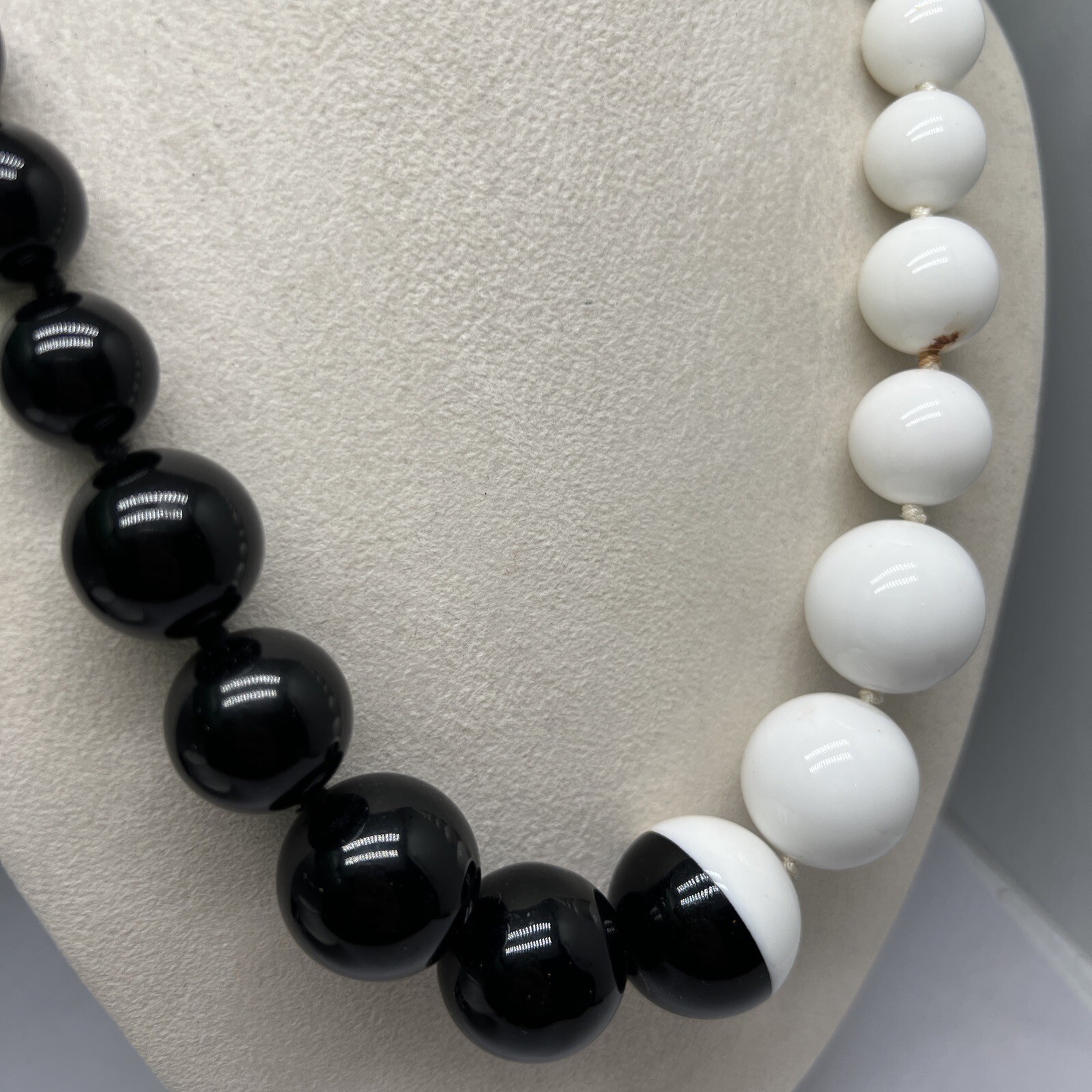 Black And White Lucite Plastic Beaded 30” Necklace 6566