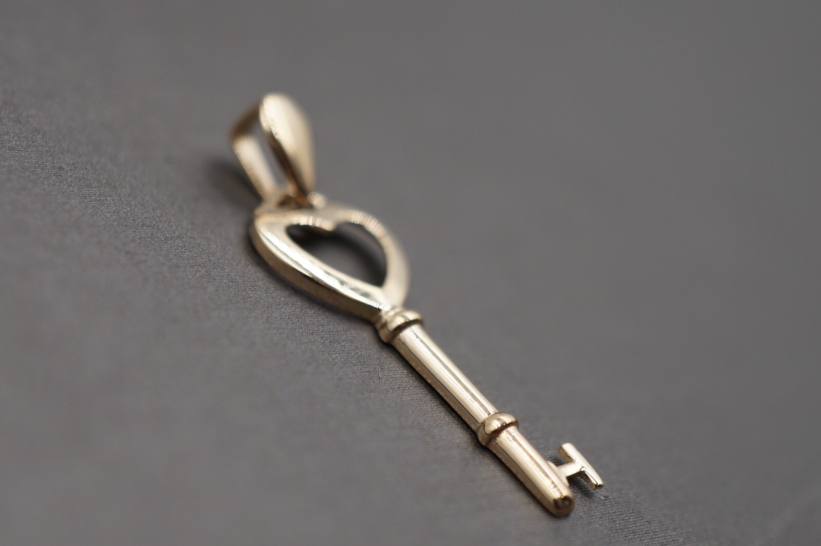 14K Solid Yellow Gold 1.1″ Fancy High Polish Light Heart Key Charm Pendant.