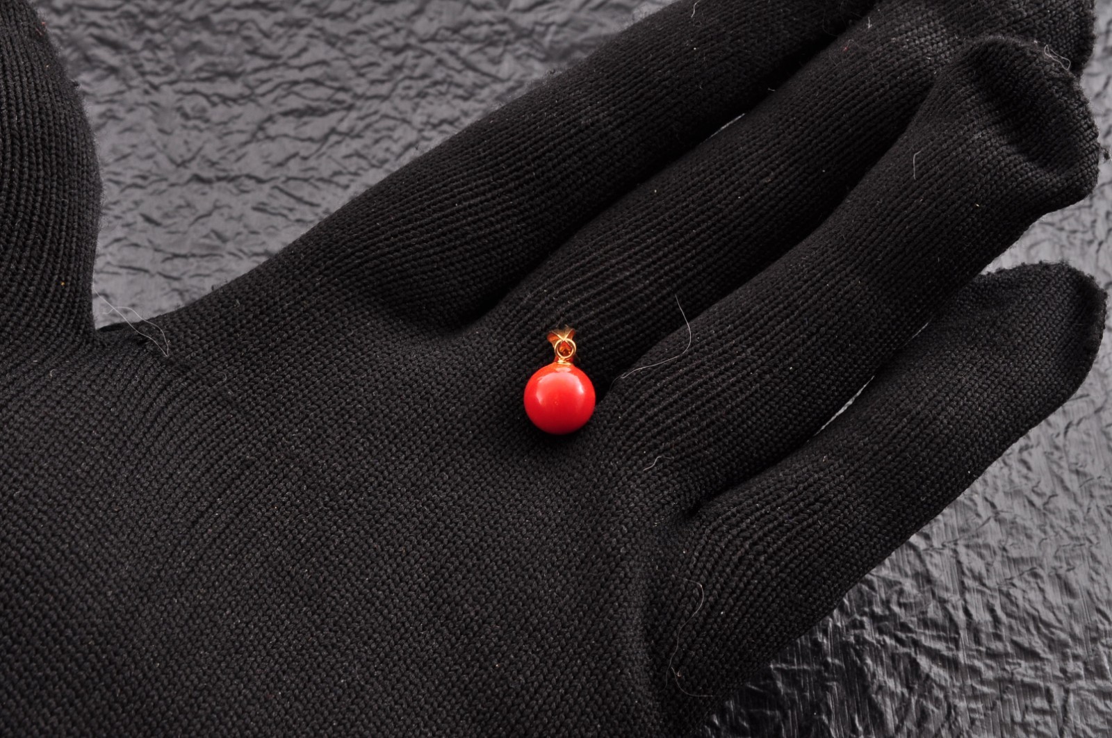 With Certification, 18k gold clasp, Deep red coral pendant top ( 8.3mm 4.5ct).