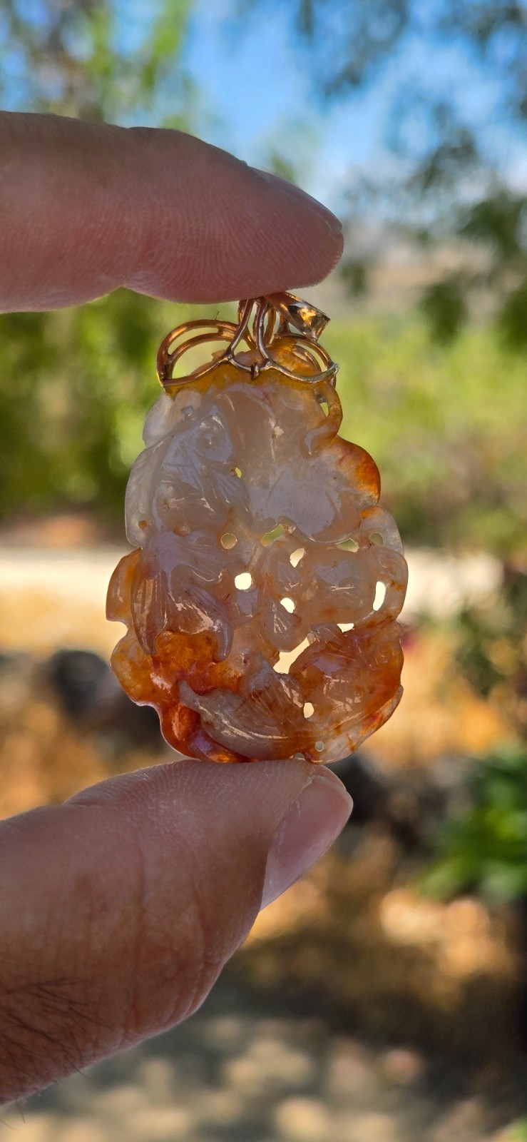 Vtg 14k Gold 13.56 Gr Carved Orange to White Semi Jade Koi Fish Lily Pad Pendant