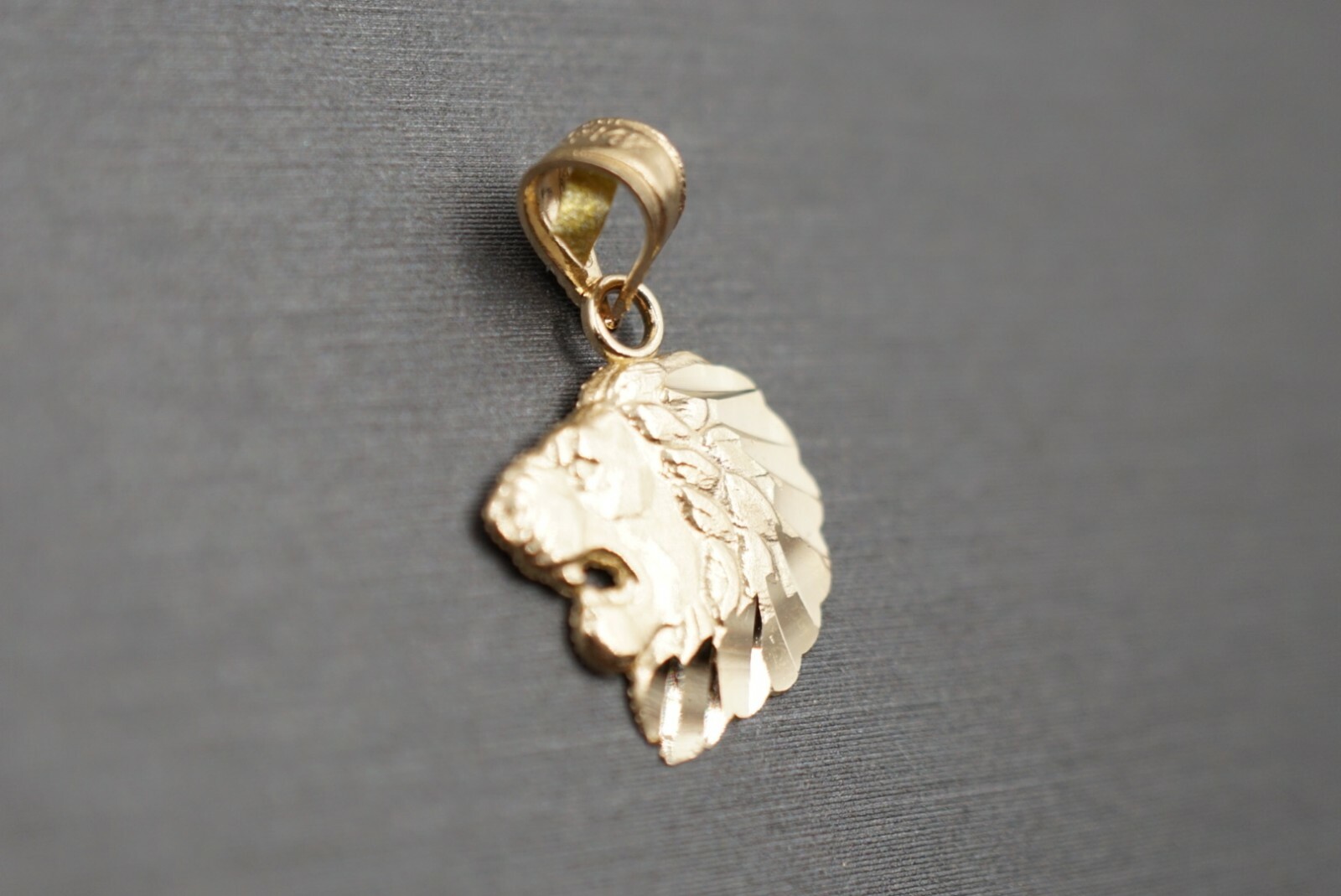 14K Solid Yellow Gold 0.75″ Tiny Diamond Cut Lion Head Charm Pendant.