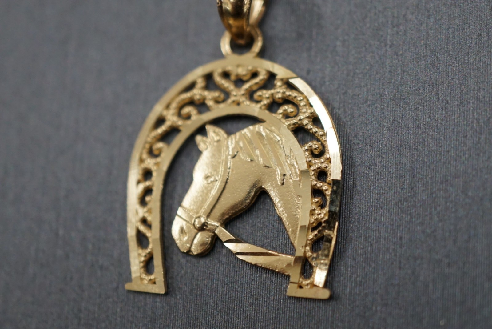 14K Solid Yellow Gold Beautiful Horseshoe Pendant.