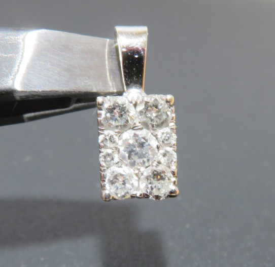 14K WG DIAMOND CLUSTER PENDANT 0.25 tcw 0.55 gram (G134458-1)