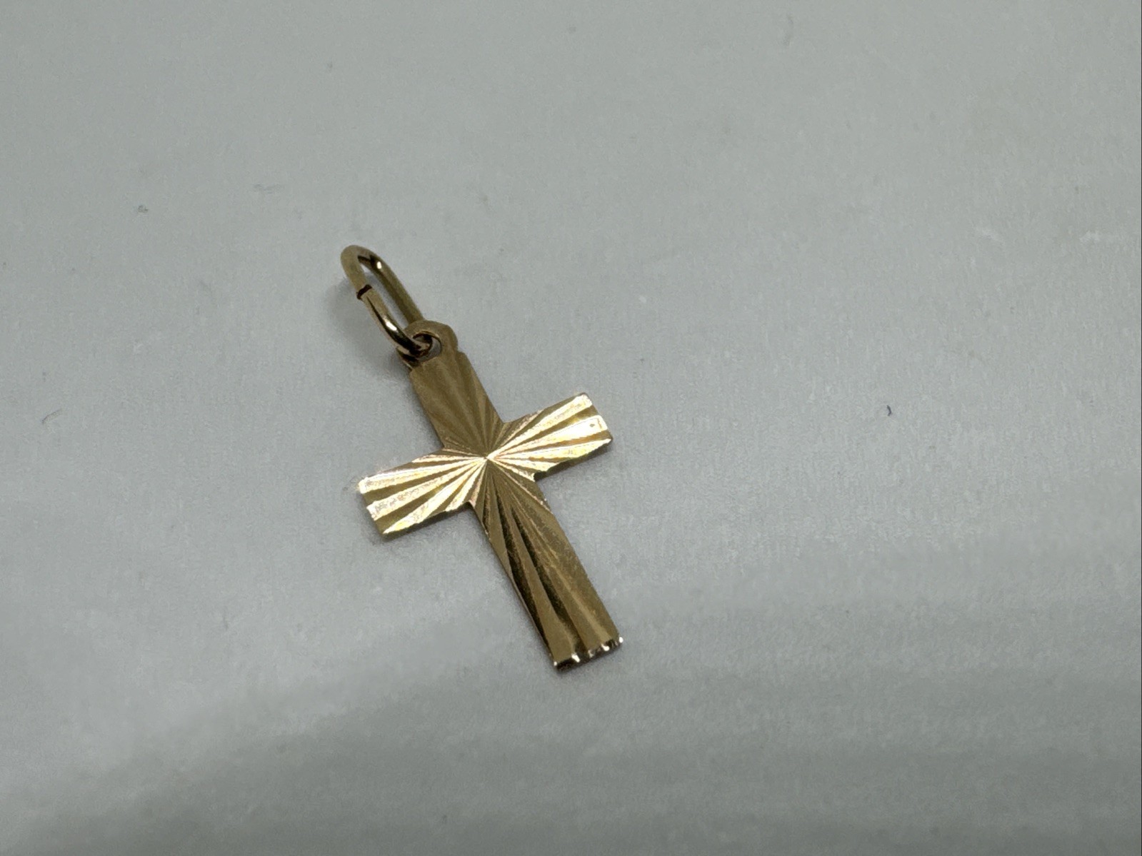 BEAUTIFUL 14k YELLOW GOLD DESIGNED CROSS PENDANT CHARM 14kt 585 CHRISTIAN 0.17g
