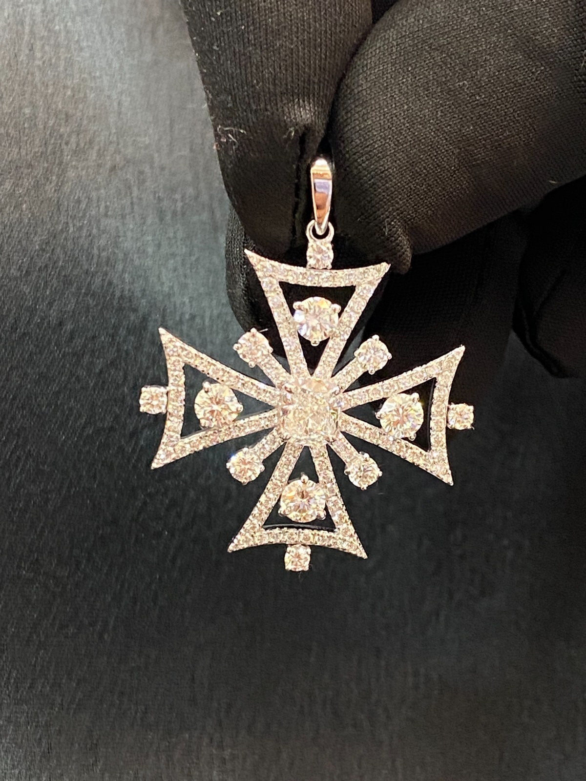 Pave 3.40 Cts F/VS1 Cushion Round Shape Natural Diamonds Cross Pendant 18K Gold