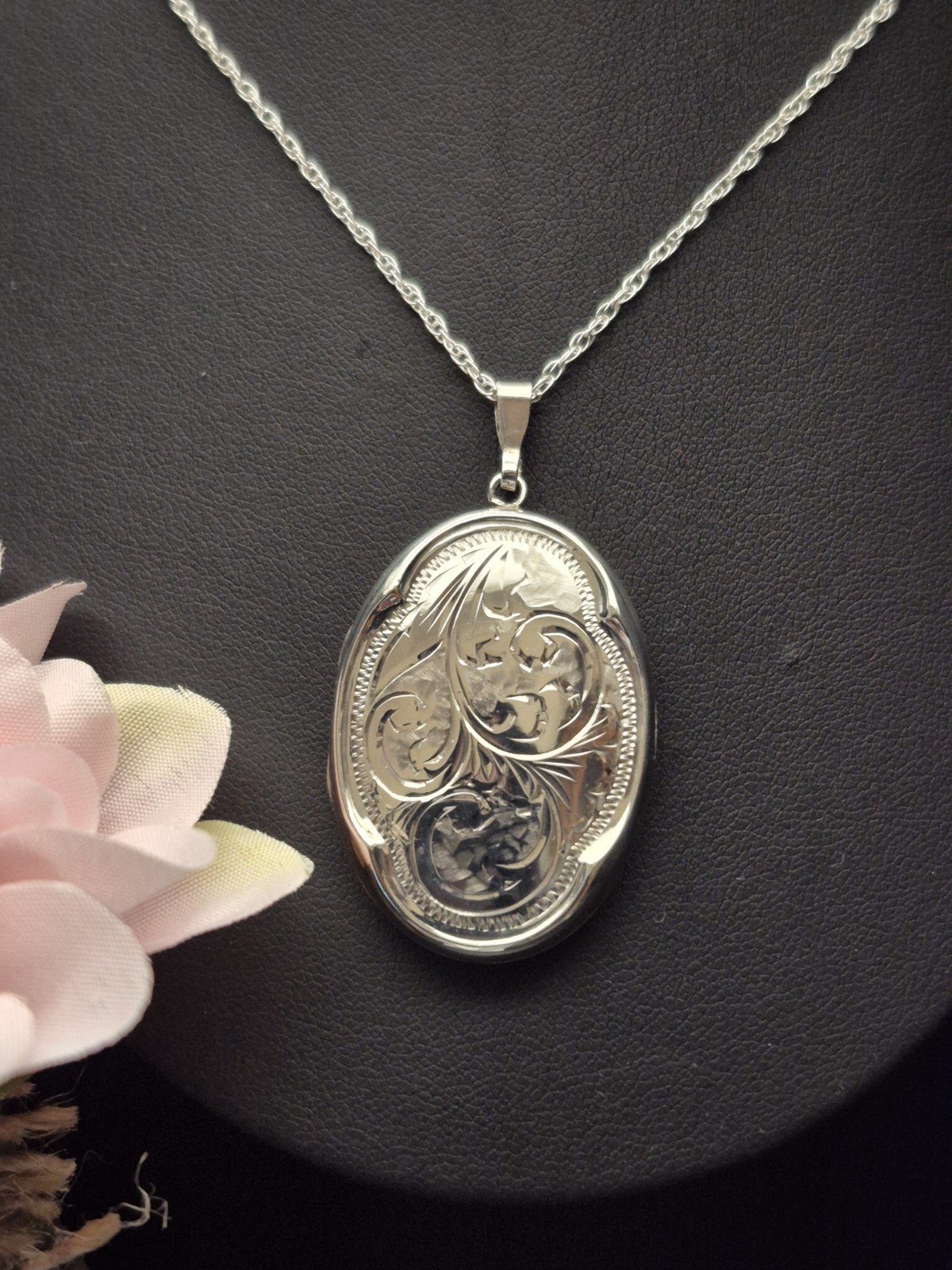 LOCKET – Sterling Silver Vintage Oval Photo Locket. Crimped Edging.