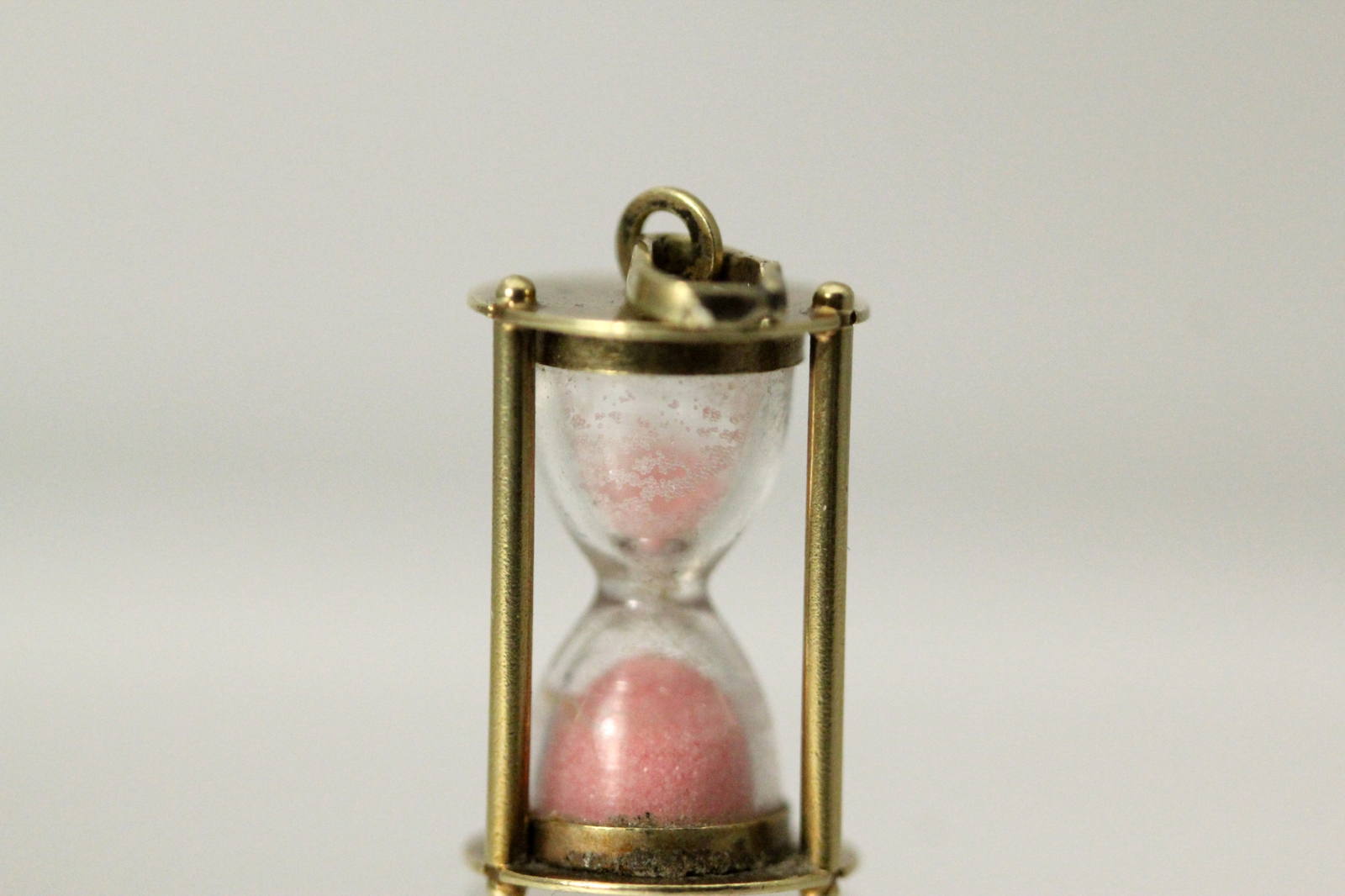 14K Yellow Gold Vintage 3D Germany Hourglass Charm (Damaged) 4.2 Grams (PEN9514)